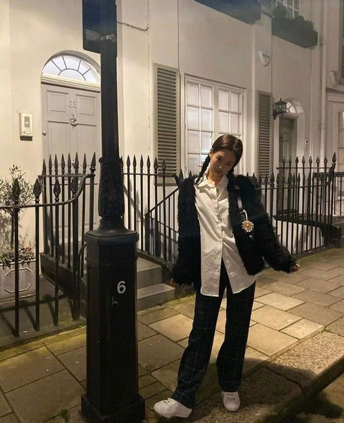 jennie再次撞衫热巴,同款雪碧清凉穿搭,奶凶的她居然更高级