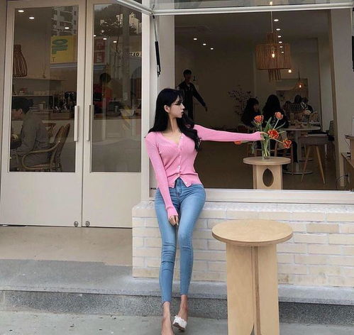 街拍美女牛仔裤营造浪漫唯美的魅力,更显优雅大方的气质