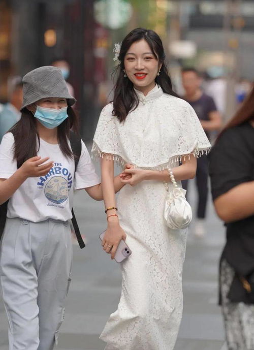 回眸一笑百媚生的女生,优雅白裙搭配高跟鞋,温婉端庄气质一流