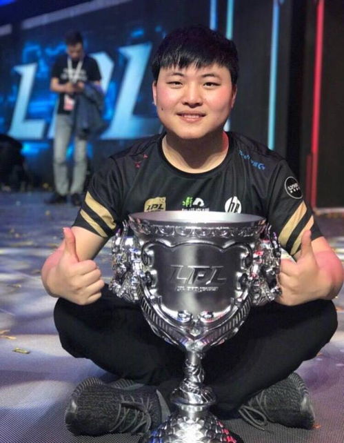 uzi女友故意不露脸自拍,真实身材瞬间成亮点,撩起衣角后心动了