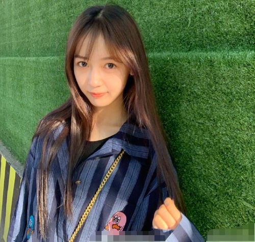 吴亦凡主动牵手女孩恋情曝光女方是吴磊同学,小号曝光七夕还单身