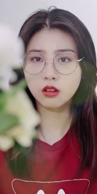 愿阳光照进黑暗而你不在孤单美女身患色盲困扰结果老板贴心准备太惊喜