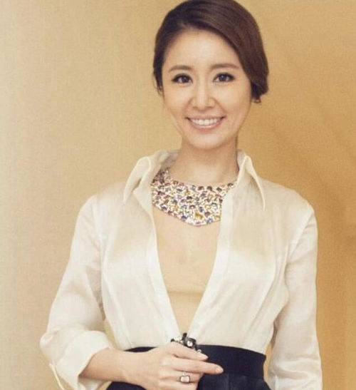 林心如穿性感黑裙现身女神范十足,跟小婴儿手拉手互动画面很有爱