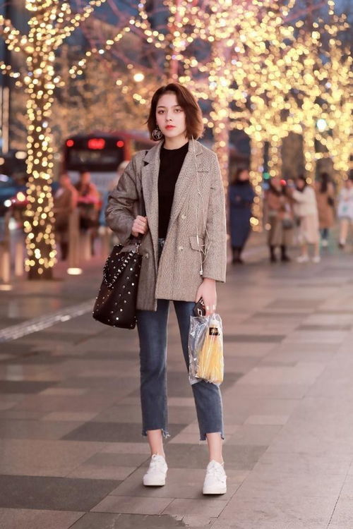 街拍美女搭配绿色的皮裙,出色又不失个性,尽情展现魅力风情