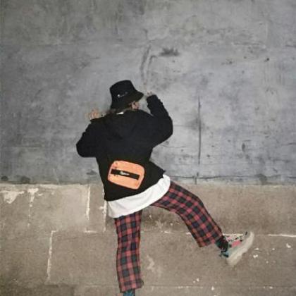 好看的头像背影女男人