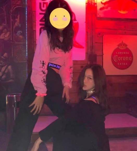 15岁李嫣现身生日派对,长发披肩大秀美腿,颜值逆袭成小美女