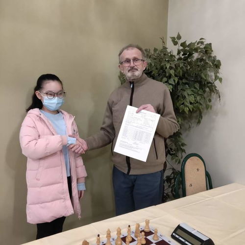 12岁中国女孩成为国象女子国际大师,为比赛辗转东欧4个月