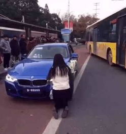 实拍美女街头跪地求婚,网友你是看上他的车还是人