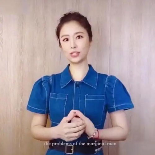 霍林夫妇吵架后首合体林心如穿卫衣手挽老公逛马路,神态像少女