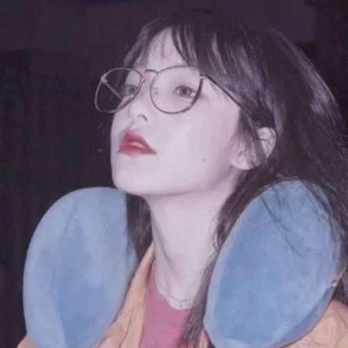 初中就戴眼镜的女孩子,多半是这3类人,学生党教室装监控