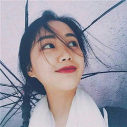 一个女孩打着雨伞求情侣头像