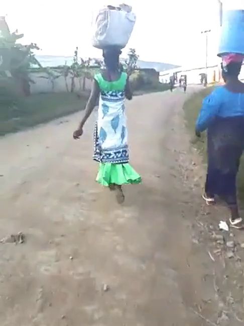 非洲女人真牛逼,看得我惊呆了,尤其是穿绿色衣服的
