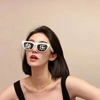 ins欧美戴眼镜有两个字的女生个性头像