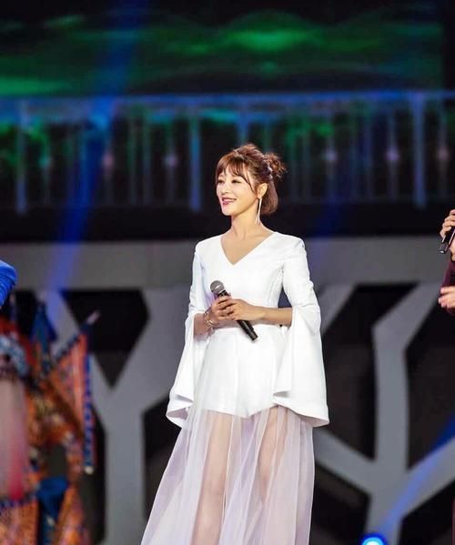 她是央视美女主持,主持实力不输董卿,嫁大12岁导演生一娃好幸福