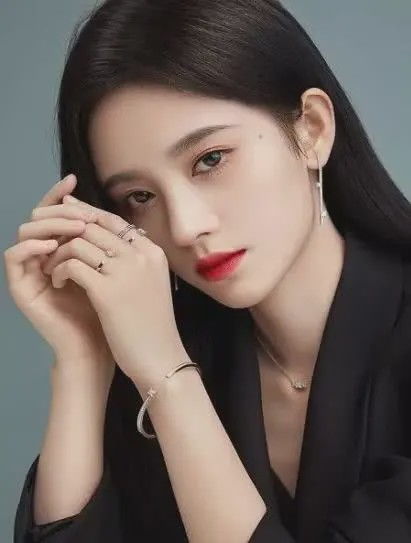 摄影师抓拍的侧脸杀,刘亦菲仙迪丽热巴妖鞠婧祎美,心动了