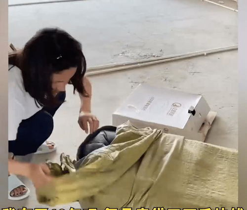 14岁小学没毕业出来打工,95后女孩花光10年积蓄28万,入住毛坯房