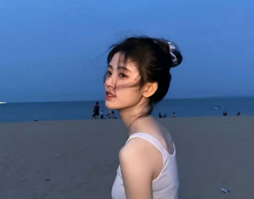 鞠婧祎海边散步,拍视频时突然脱掉衬衣,看到后背瞬间脱粉