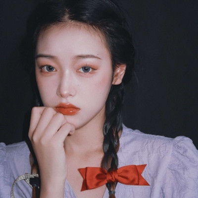 忧郁女生头像把烦心事丢掉,腾出时间来装鲜花