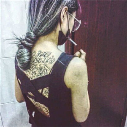 用笑掩饰伤的女人,头像霸气超拽女生简短