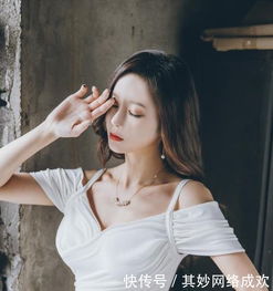 聚光灯下气质很独特的紧身连衣裙美女,淡淡的忧郁让人心生怜爱