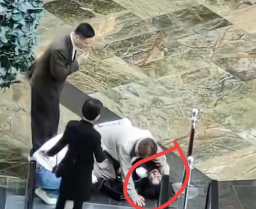 香港网红扶梯女子摔倒,现场上演救援接力,救人老外背包悄悄离开
