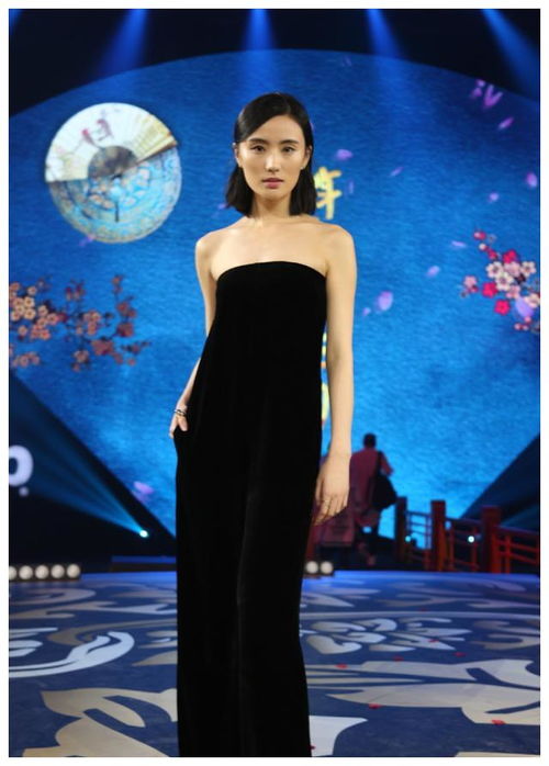 李亚鹏,牵手小19岁彝族大美女,细看有几分像王菲,气质高冷