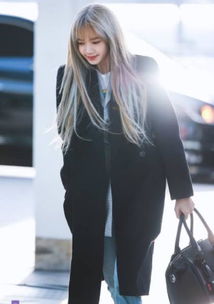 lisa太会搭了黑色大衣内还叠穿西装,高级又显少女十足感