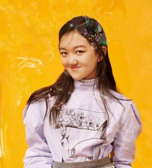 王菲女儿兔唇消失后整容,14岁自信满满,穿百褶裙少女感十足