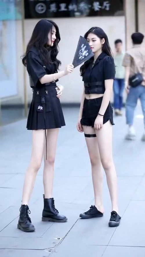 时尚街拍是不是每个女生身边都有个看似高冷但其实很沙雕的闺蜜