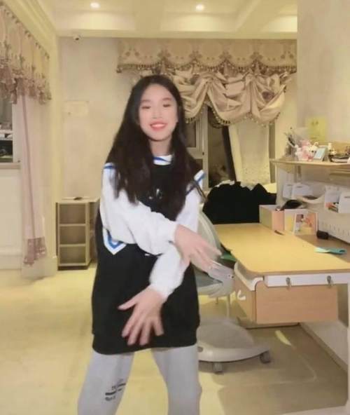 张庭12岁女儿被笑最丑星二代甜美近况曝光