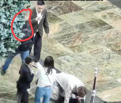 香港网红扶梯女子摔倒,现场上演救援接力,救人老外背包悄悄离开