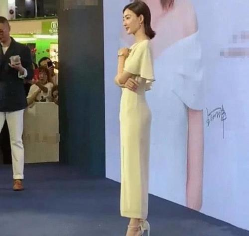 王丽坤淡妆好看,再搭裸色系长裙温婉大方,就是身材瘦的扁平