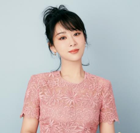 杨紫穿粉色长裙秒变樱花少女,看到她的全身照,摄影师扣工资