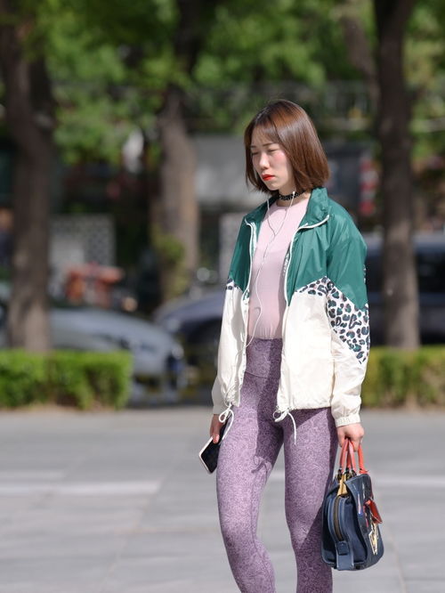 爱运动姑娘,穿着健美裤逛街,展示运动后的健美身材