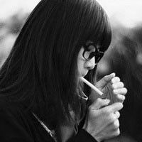 谁有女生叼根烟的灰色头像
