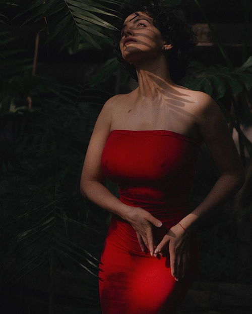 俄罗斯美女人像摄影师光影视觉下妩媚性感的人体艺术