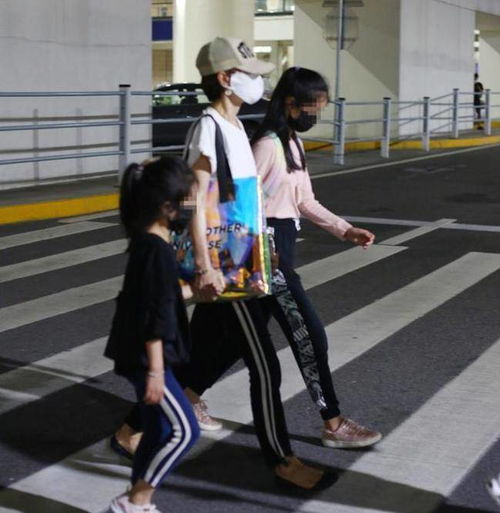 马伊琍牵大小女儿现身,十二岁爱马身高接近妈妈,长腿抢镜