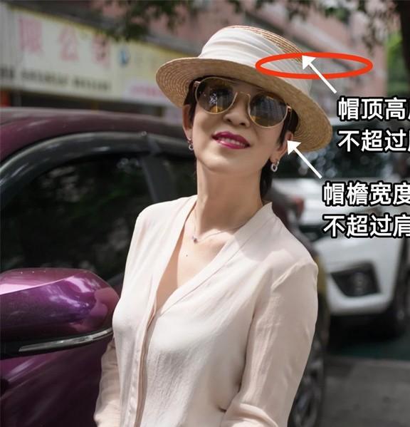 50岁左右的女人,帽子尽量不要戴棒球帽和贝雷帽,其实这些更洋气