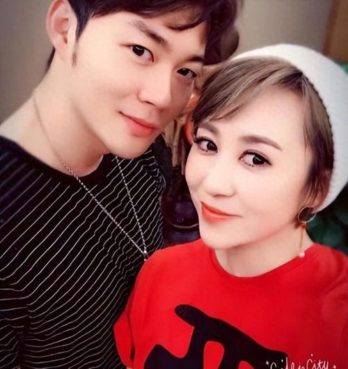 马丽嫁比自己小11岁男友,38岁高龄为其生下孩子,终成人生赢家