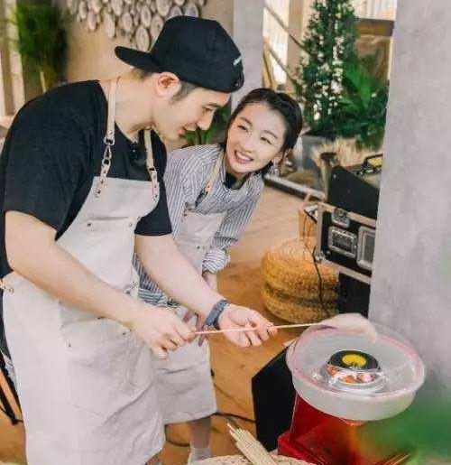 与黄晓明暗秀恩爱baby为儿子做棉花糖,无意暴露上亿豪宅