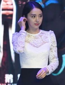 董璇早期参加活动,气质高贵赛白玫瑰,网友无心看别的女人