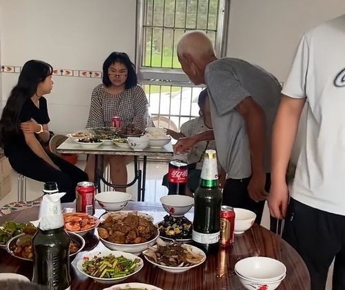 山东一女子赡养无儿无女的大伯,老人行动不便却经常抢着帮忙干活
