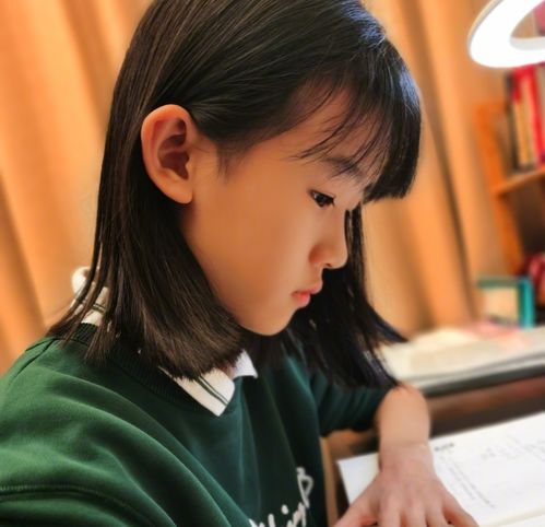 陆毅为12岁贝儿庆生,长相甜美高颜值,纤细笔直大长腿格外吸睛