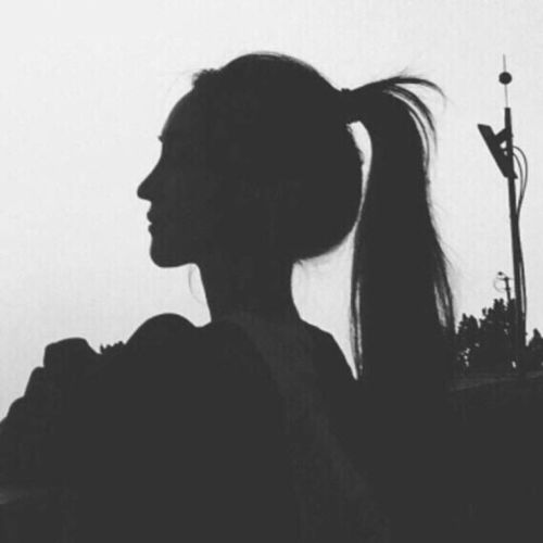女生头像愿孤独的人都会唱歌