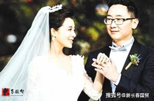 央视美女主播嫁大12岁导演,夫妻恩爱幸福美满,四岁儿子聪明伶俐