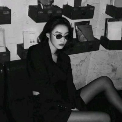 头像女黑白高冷侧面黑白孤傲女生头像