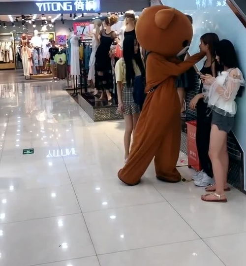 当见到三个美女,网红熊直接让美女翻脸了