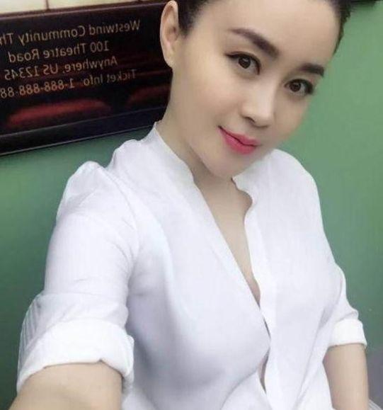 她的身材和颜值得到赵本山的赏识,成功从幕后走到台前