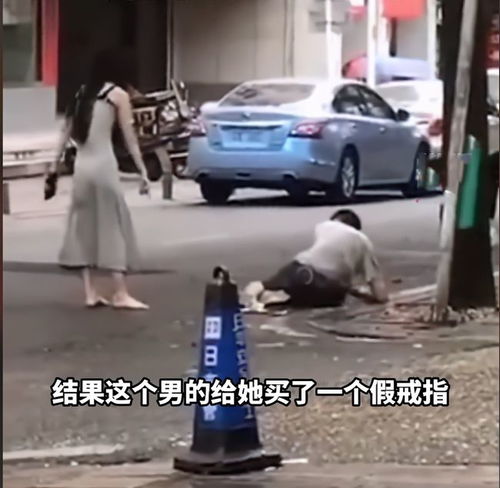 女子当街猛踹男友,只因女子生日想要男友送包,结果男友送个戒指