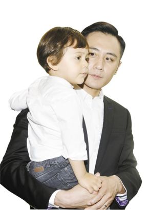 韩寒再晒女儿萌照郭涛晒二胎女儿照片众星罕见亲子照